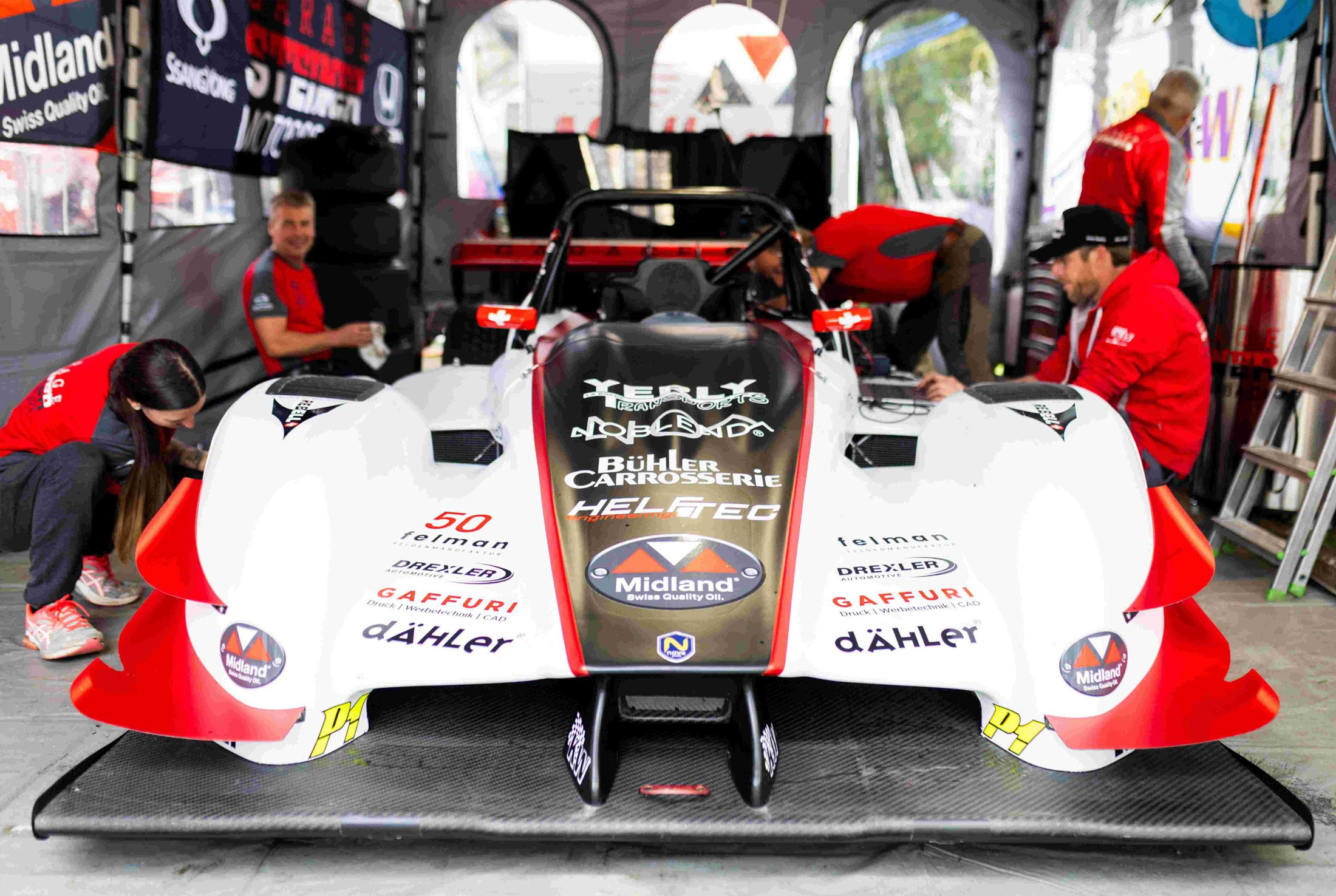 Das Team von Steiner Motorsport im Fahrerlager eines Bergrennens
