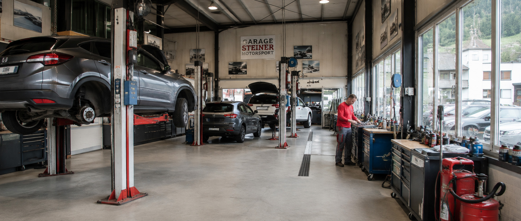 Blick in die Werkstatthalle der Garage M. Steiner in Oberdiessbach